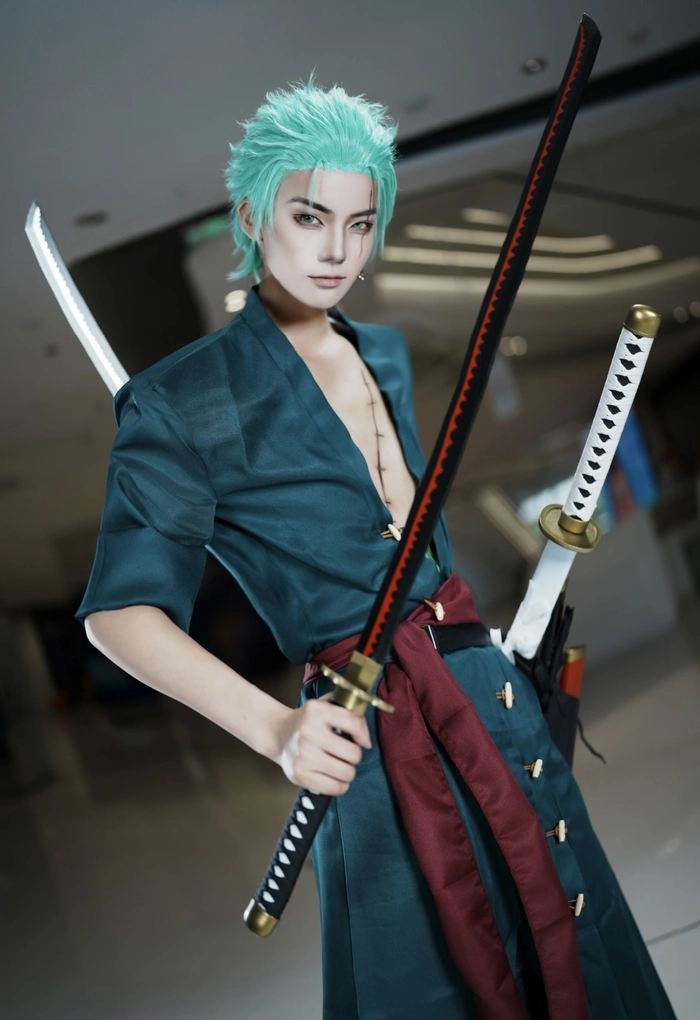 hình cosplay one piece ngoài trời ánh sáng ổn định