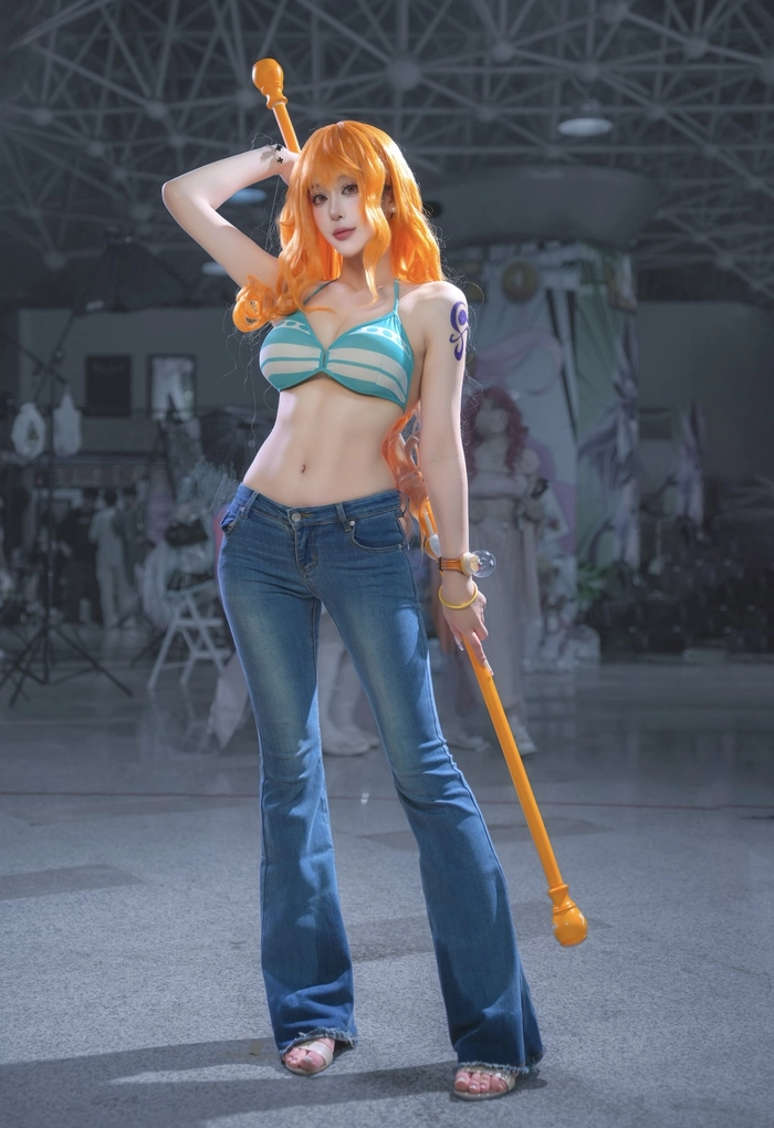 hình cosplay one piece trong bối cảnh rộng