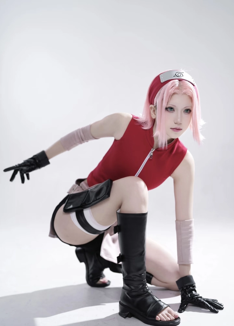 hình cosplay sakura đứng trước nền sáng