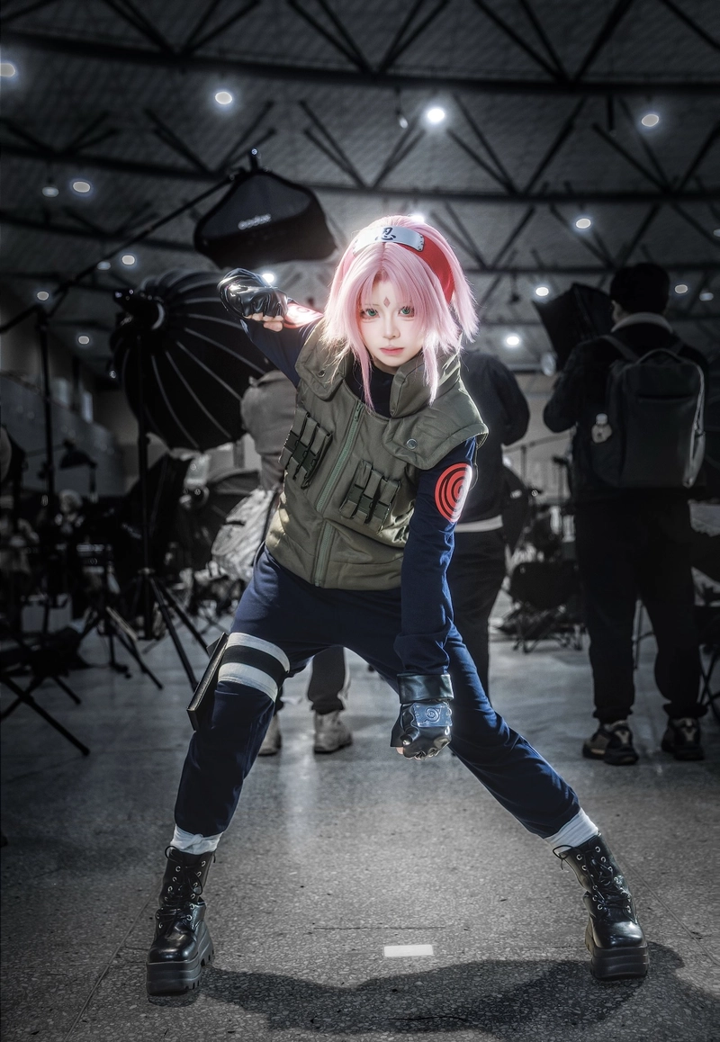 hình cosplay sakura đứng yên tạo dáng