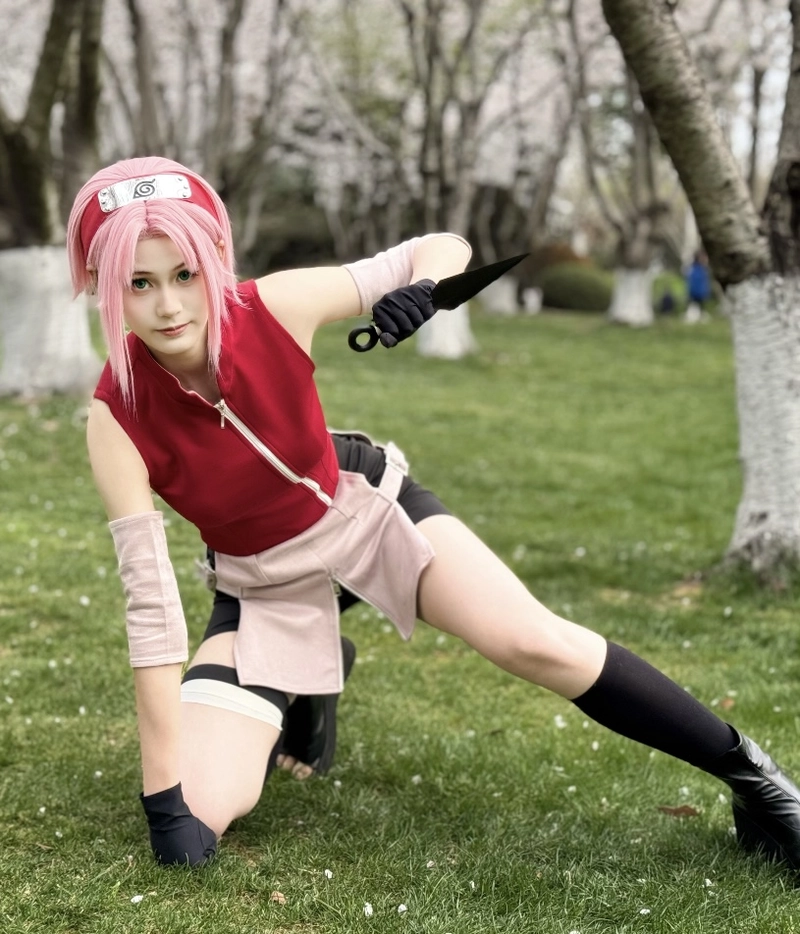 hình cosplay sakura ngoài trời ánh sáng dịu