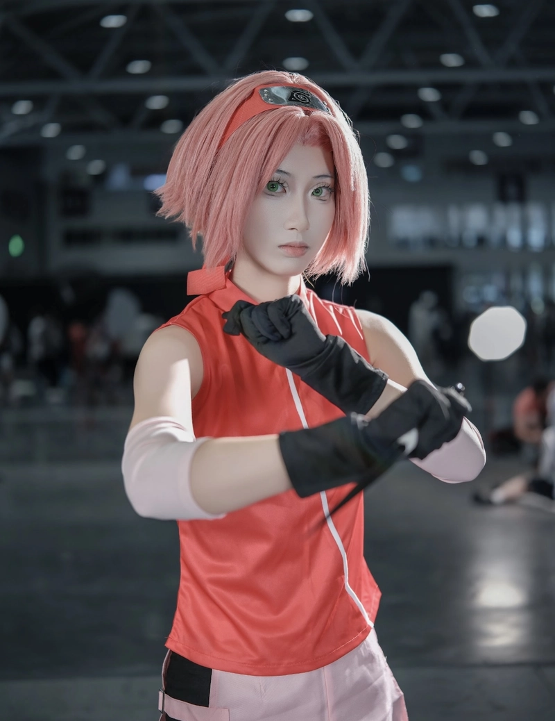 hình cosplay sakura trong bối cảnh đơn giản