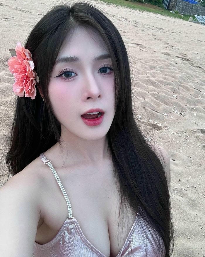 quỳnh alee bikini khoe dáng vòng 1 to bự