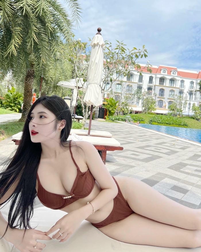 quỳnh alee bikini nằm dáng ảnh gọn gàng