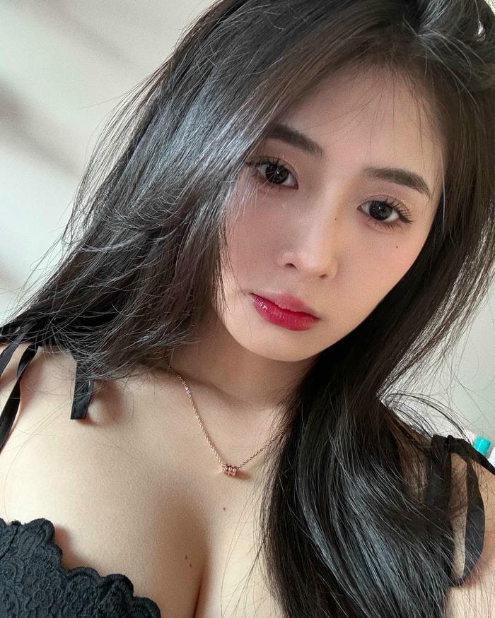 quỳnh alee bikini với tạo dáng tự nhiên