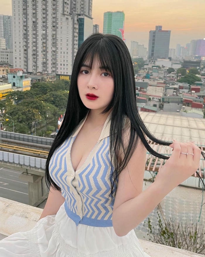 vóc dáng Quỳnh Alee bikini sexy hồ bơi