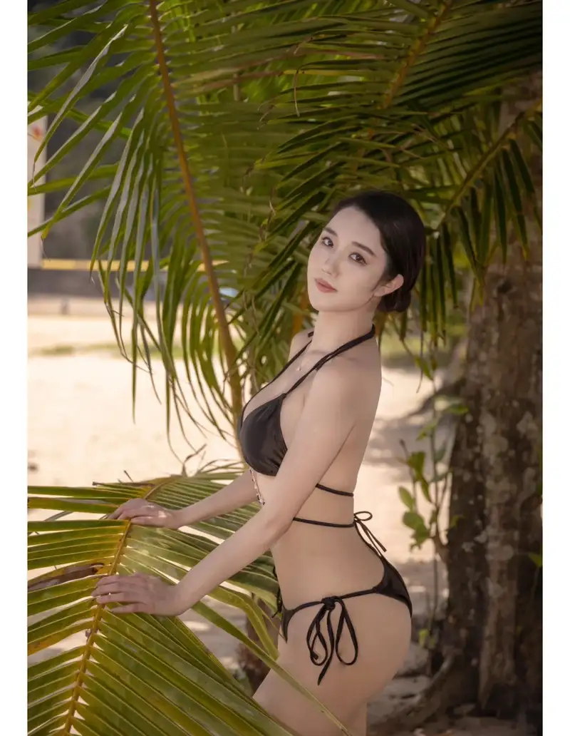 4K ảnh gái xinh đi biển mặc bikini