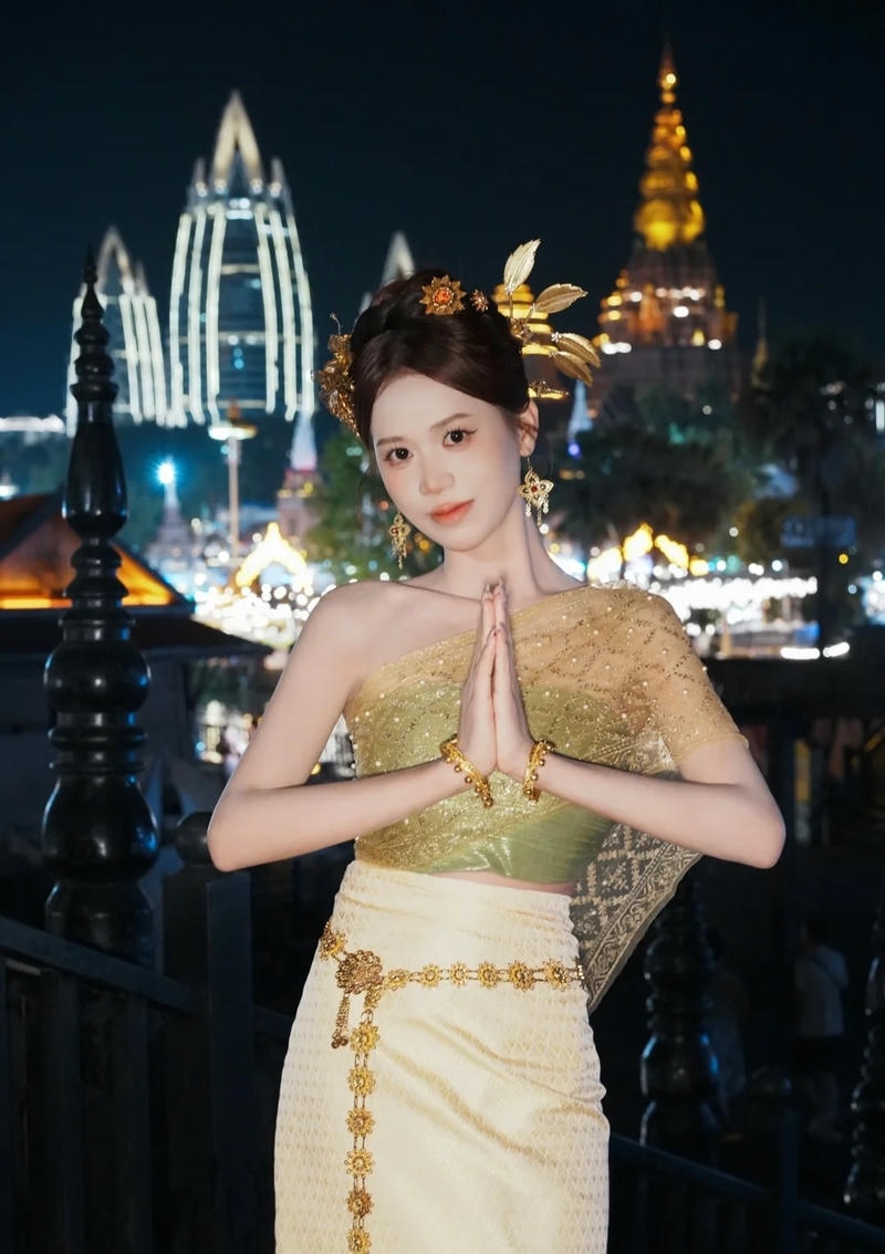 Cô gái thái lan với outfit nhẹ nhàng thanh lịch