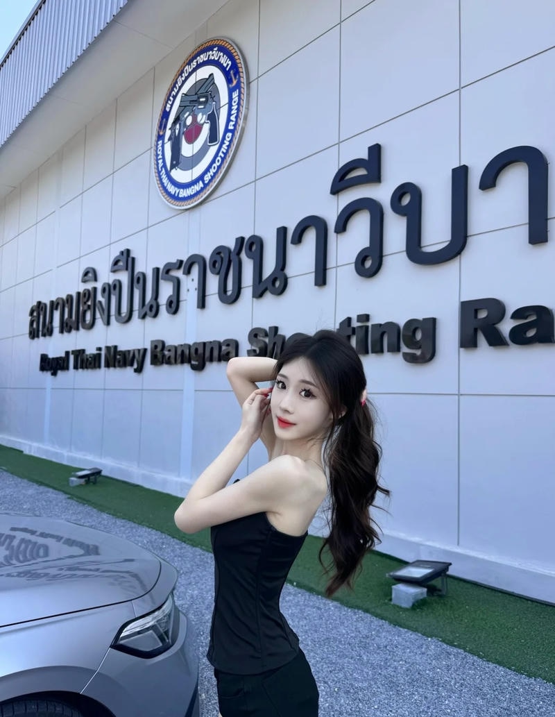 Khoảnh khắc tự nhiên của gái xinh thái lan ngoài trời