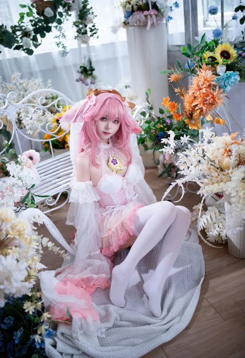 ảnh cosplay yae miko với ánh sáng chuyên nghiệp