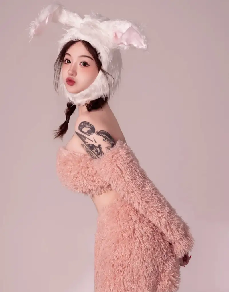 ảnh đẹp cosplay thỏ tạo dáng tự nhiên