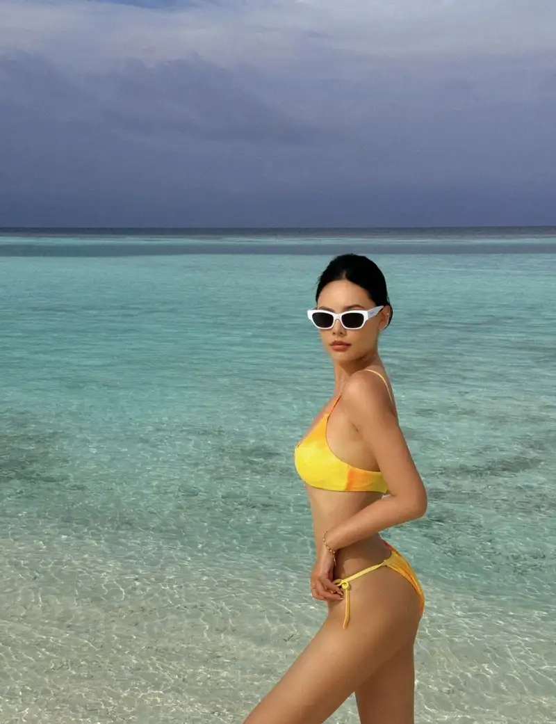 ảnh gái xinh đi biển mặc bikini ánh nắng vàng