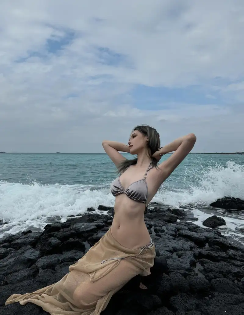 ảnh gái xinh đi biển mặc bikini check in biển