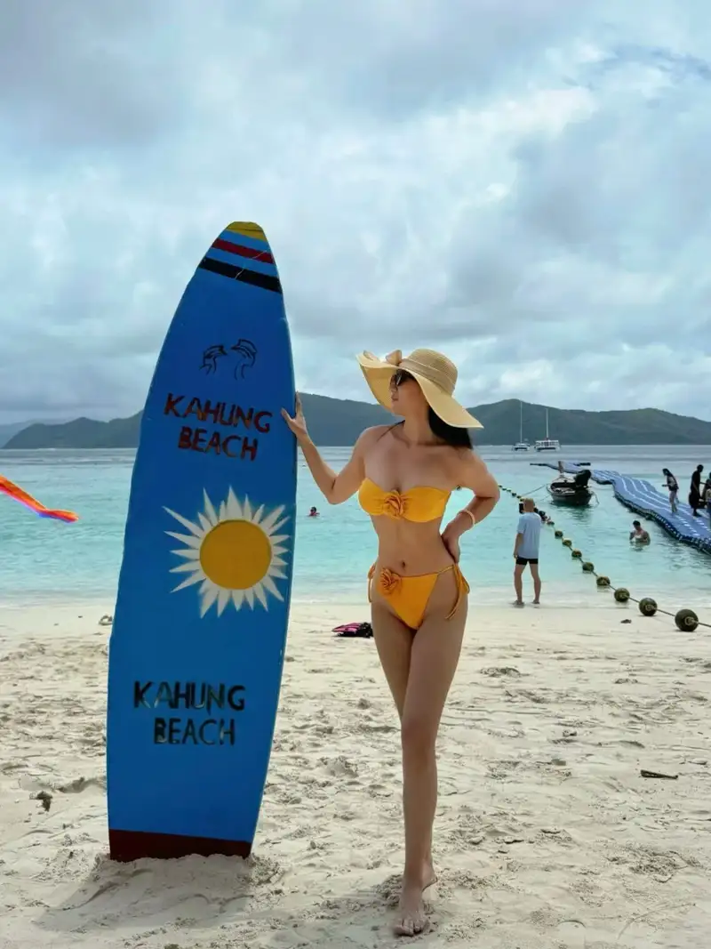 ảnh gái xinh đi biển mặc bikini mùa hè