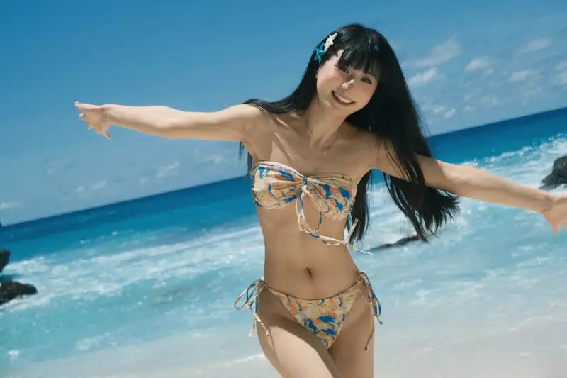 ảnh gái xinh đi biển mặc bikini phong cảnh biển