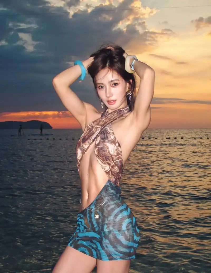 ảnh gái xinh đi biển mặc bikini quyến rũ