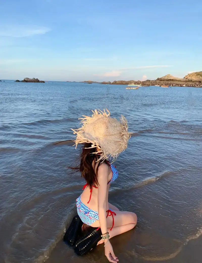 ảnh gái xinh đi biển mặc bikini trẻ trung