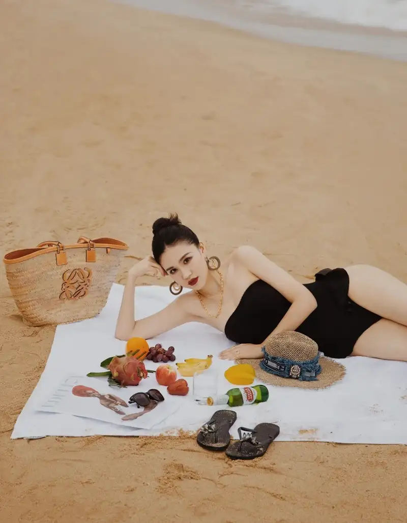 ảnh gái xinh đi biển mặc bikini tự nhiên