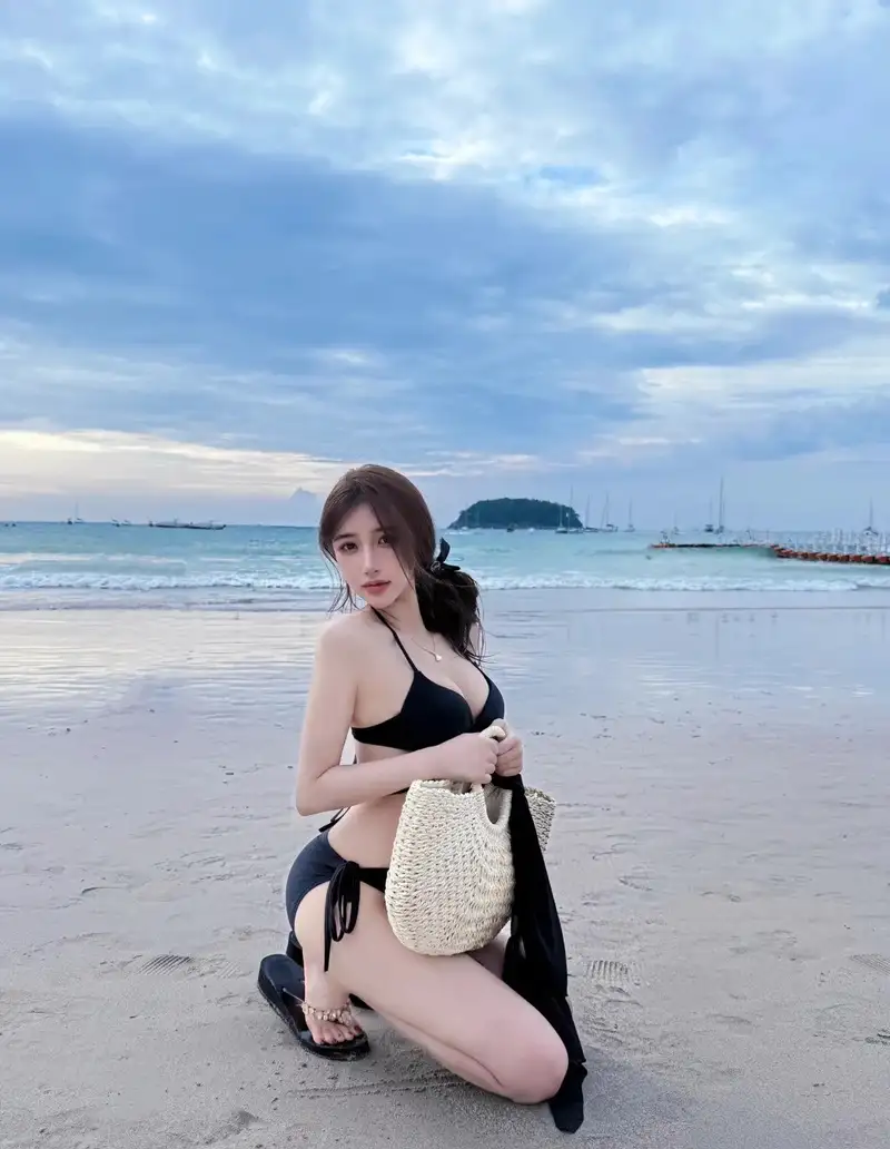 ảnh gái xinh đi biển mặc bikini xinh xắn