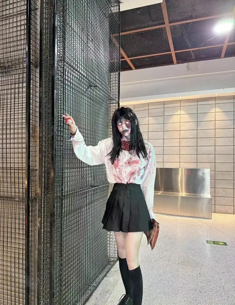 cosplay ma nữ tóc bạc phong cách anime
