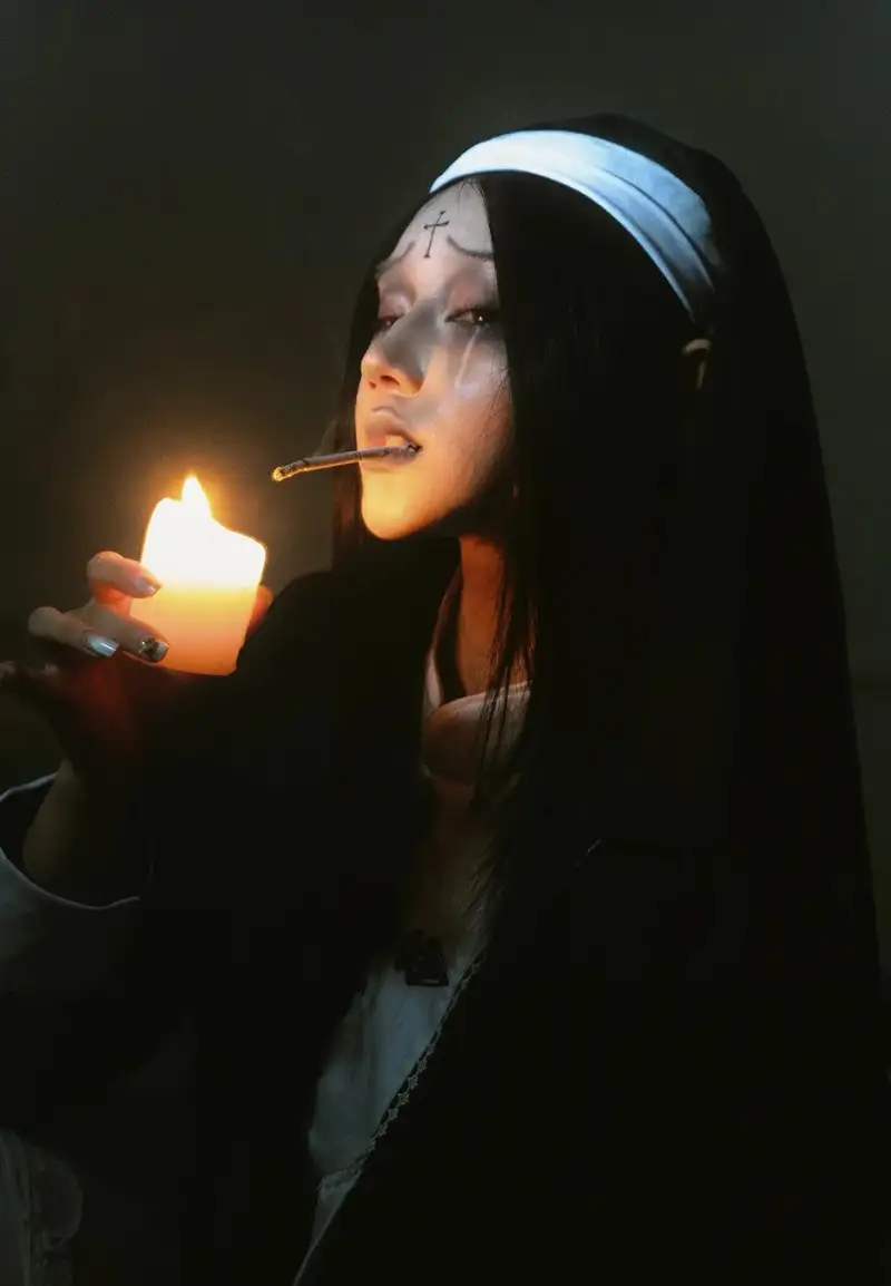 cosplay ma nữ trang điểm sắc lạnh
