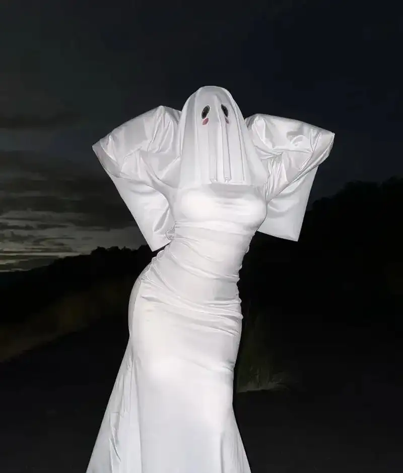 cosplay ma nữ trong bộ váy đen dài