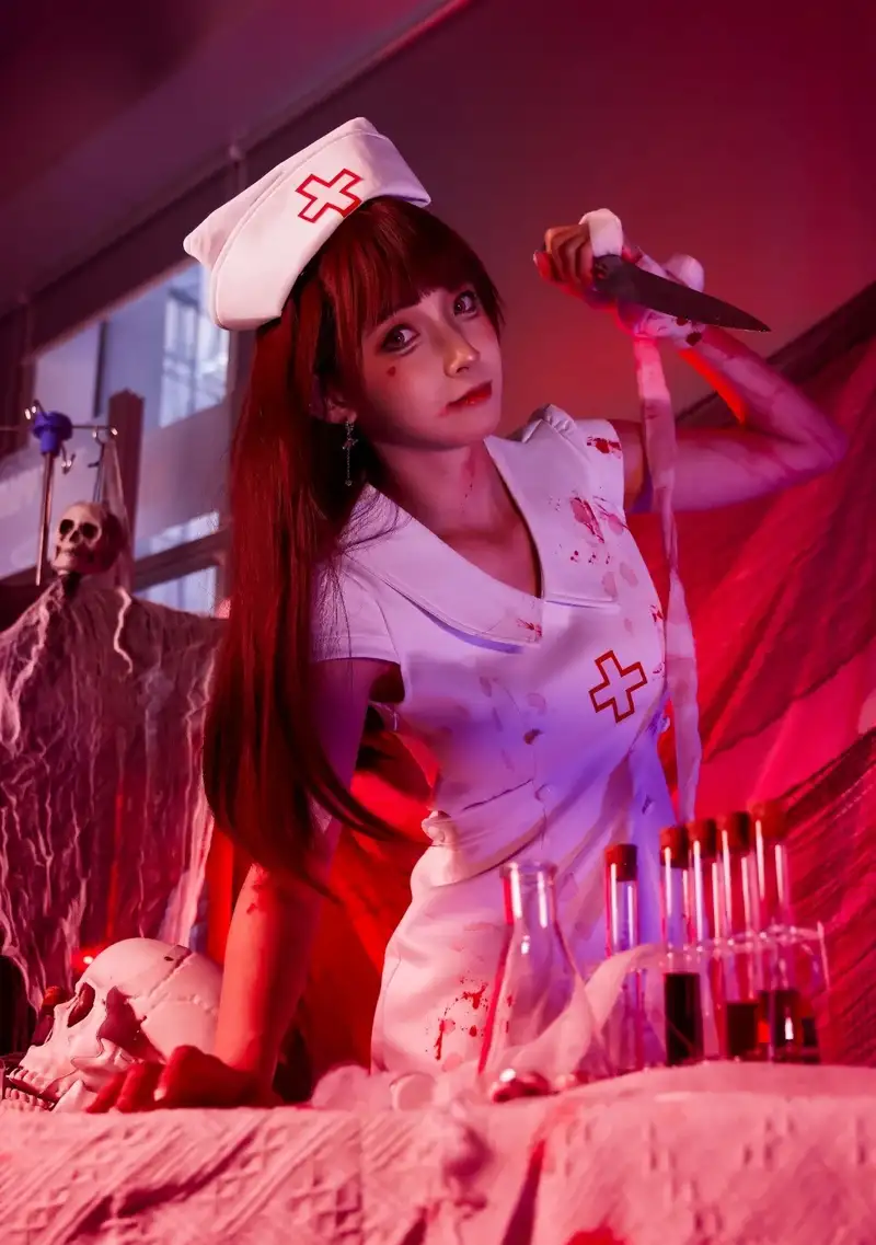 cosplay ma nữ trong căn phòng u tối