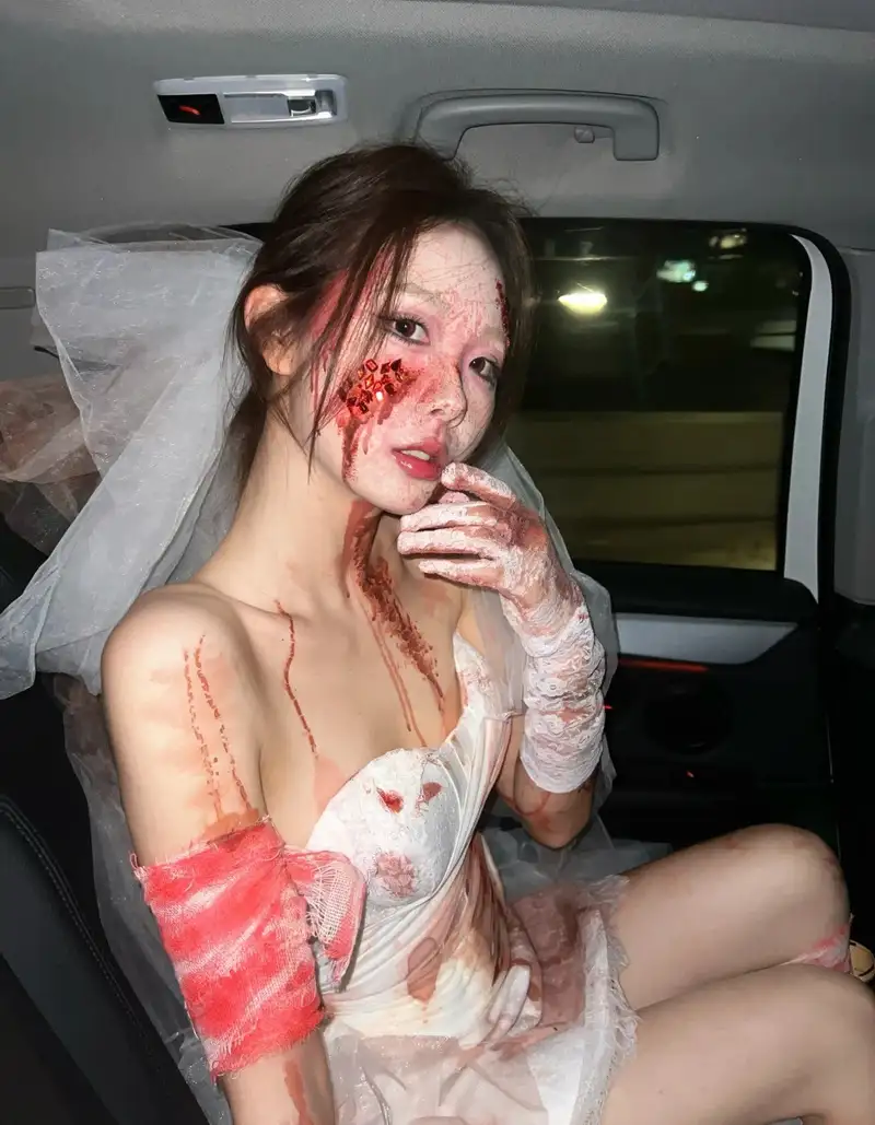 cosplay ma nữ trong khung cảnh u ám