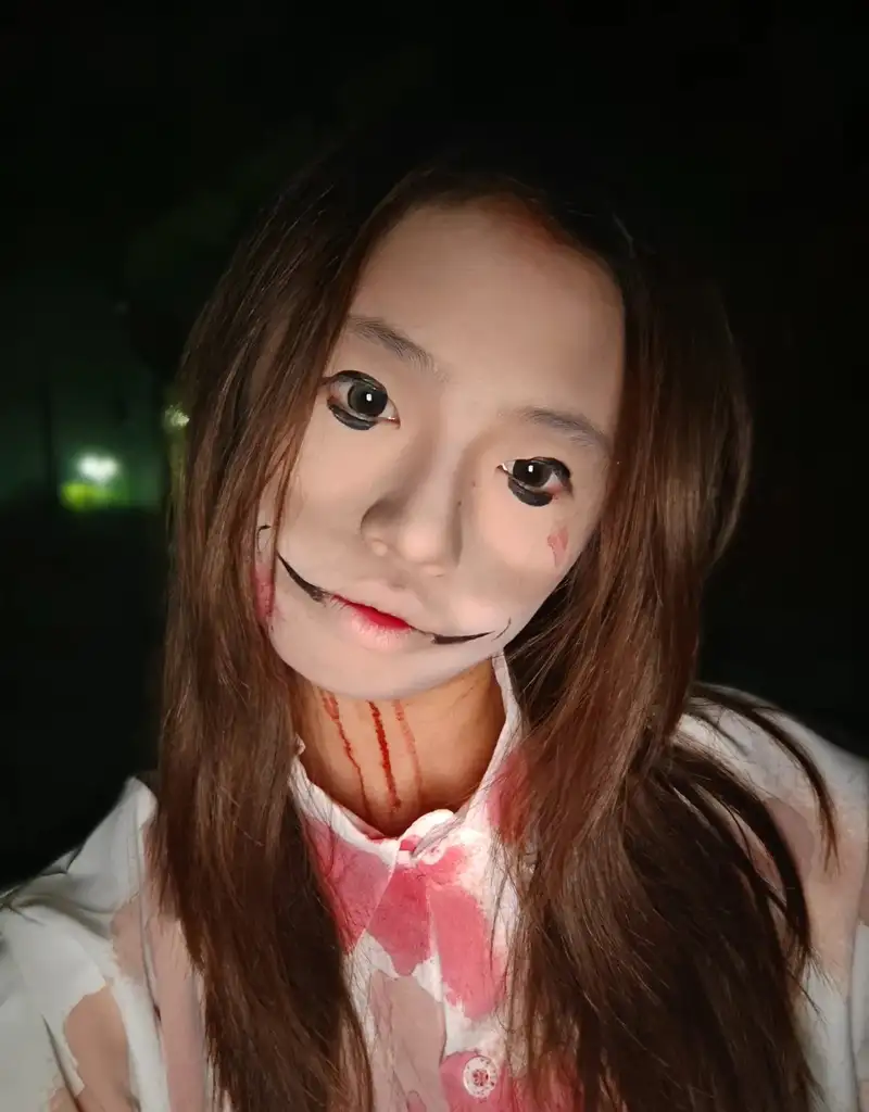 cosplay ma nữ trong màn đêm đầy sương