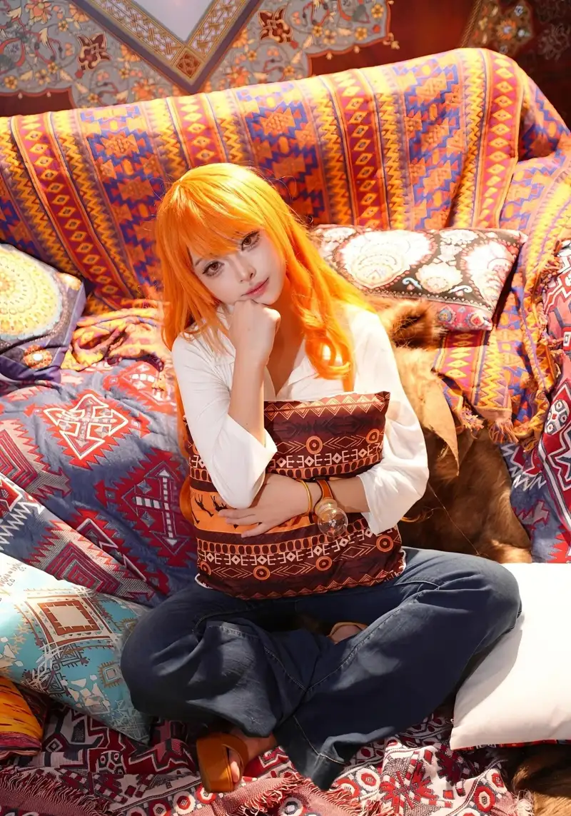 cosplay nami ngoài trời với khung cảnh đẹp