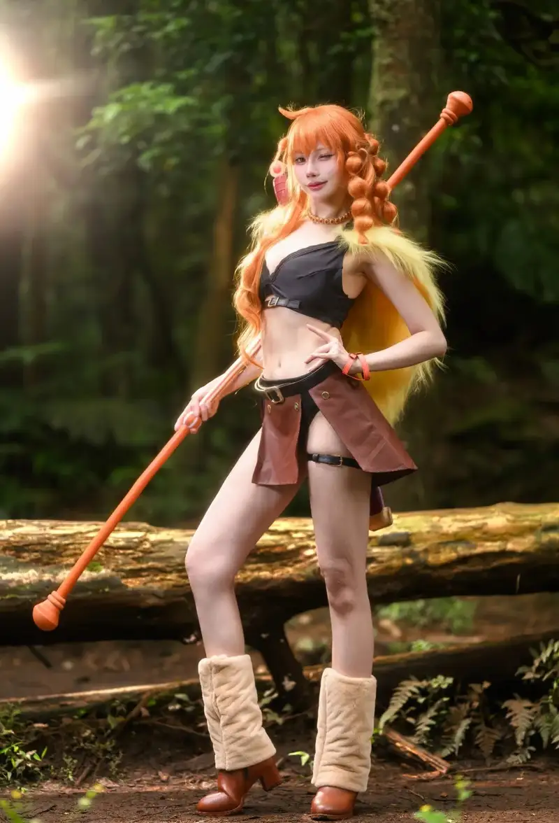 cosplay nami với mái tóc cam nổi bật