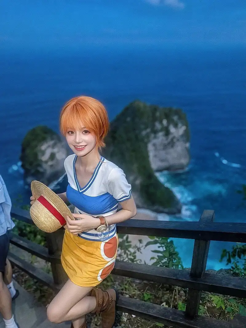 cosplay nami với tạo dáng tự nhiên đẹp mắt