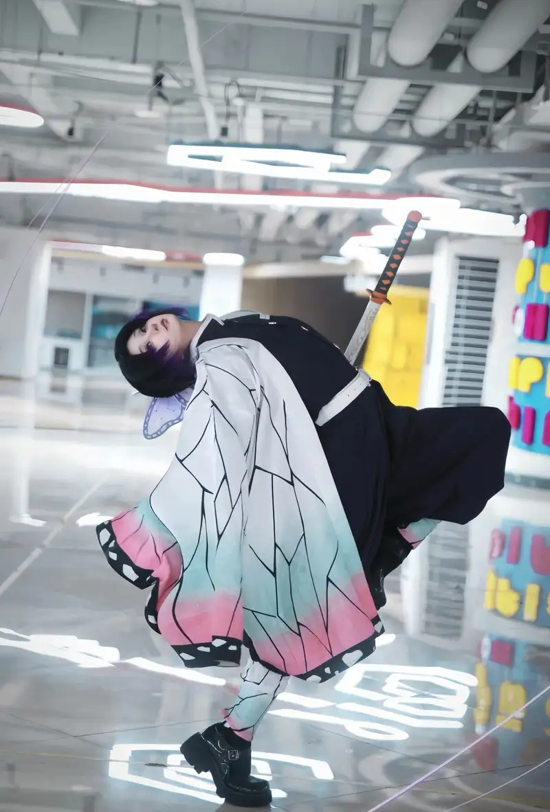 cosplay shinobu ngoài trời với khung cảnh ấn tượng