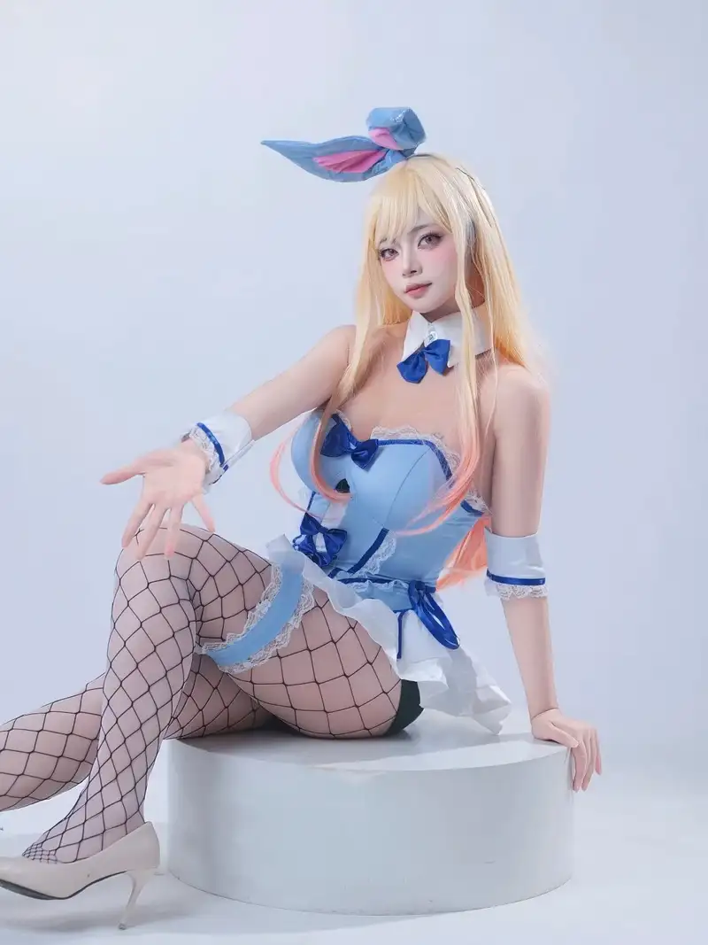 cosplay thỏ với phụ kiện tai thỏ đáng yêu