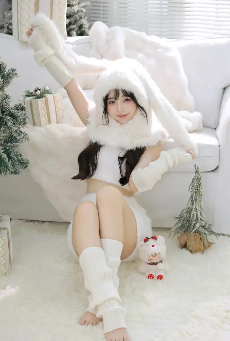 cosplay thỏ xinh cute với tạo dáng tự nhiên