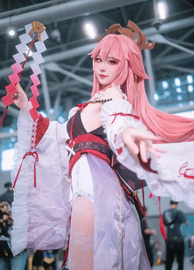 cosplay yae miko tạo dáng đẹp tự nhiên