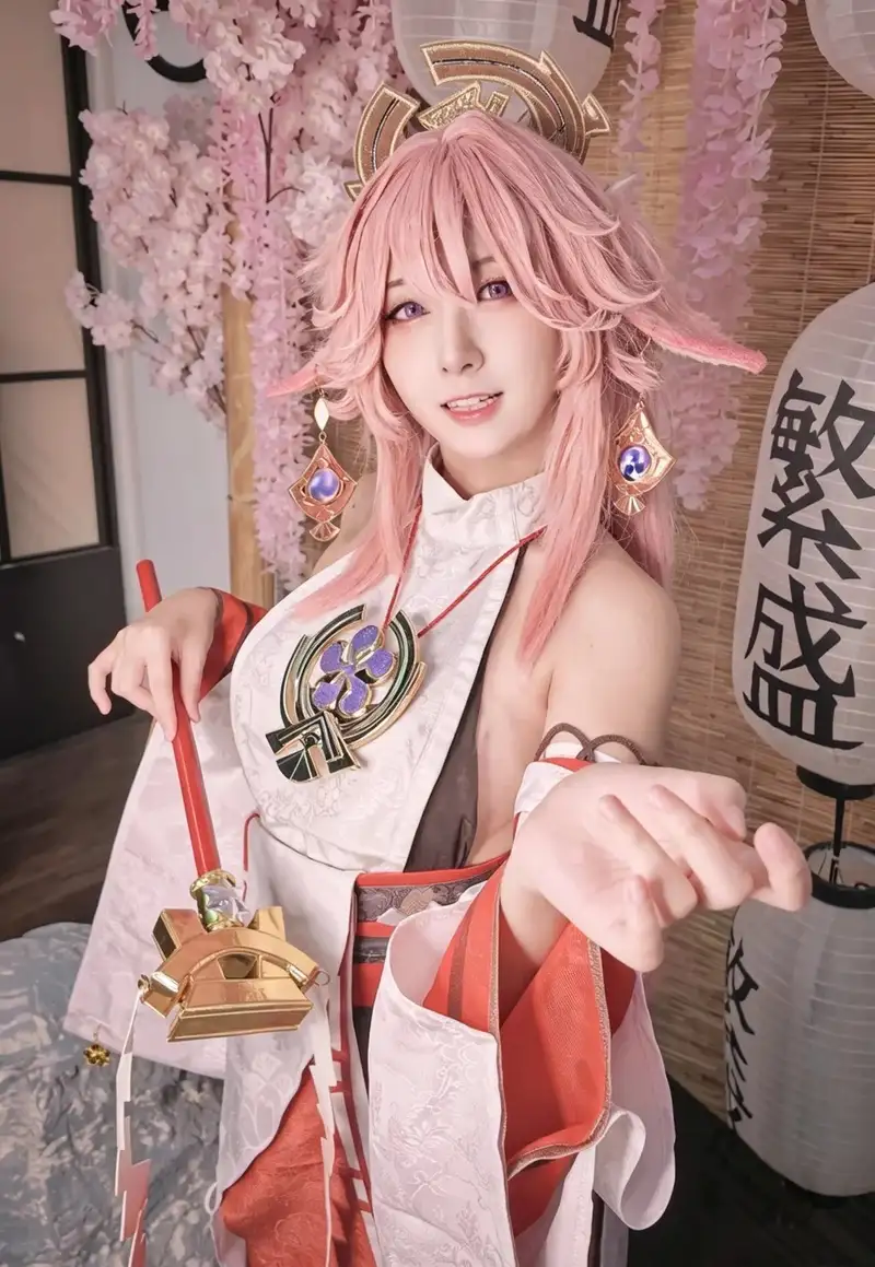 cosplay yae miko theo phong cách Genshin Impact