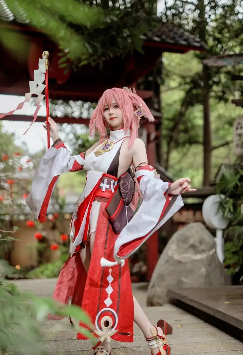 cosplay yae miko trong bộ trang phục nổi bật