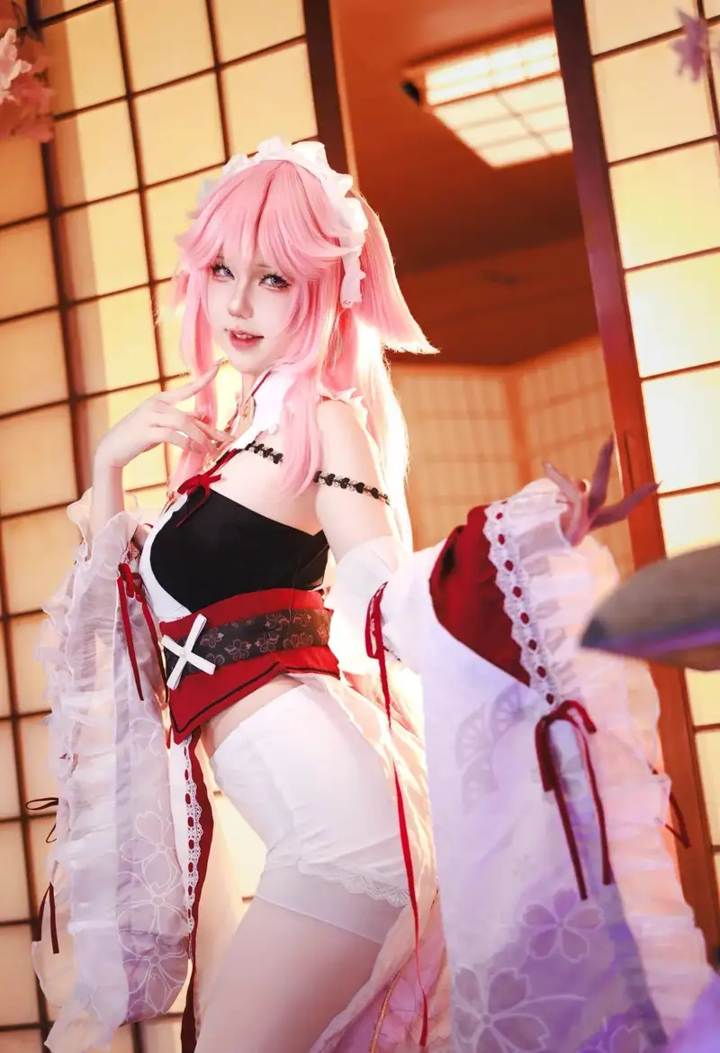 cosplay yae miko trong trang phục truyền thống