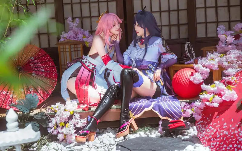 cosplay yae miko với mái tóc hồng nổi bật
