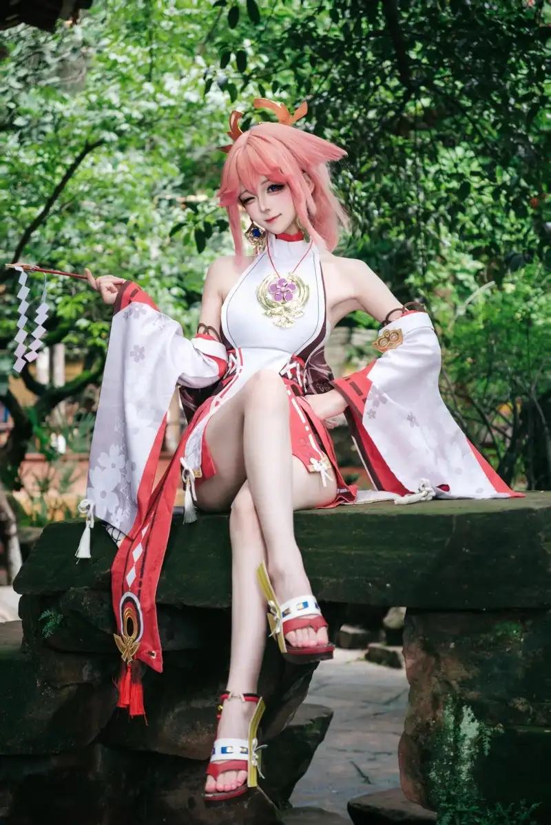 hình ảnh yae miko cosplay cực kỳ nổi bật