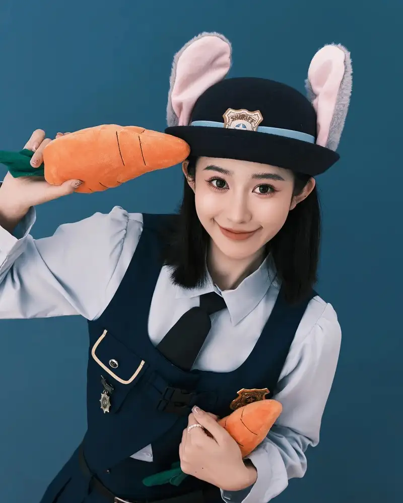 hình cosplay thỏ với tai thỏ dài đáng yêu