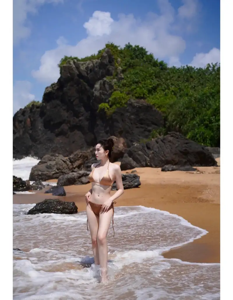mặc bikini đi biển ảnh gái xinh