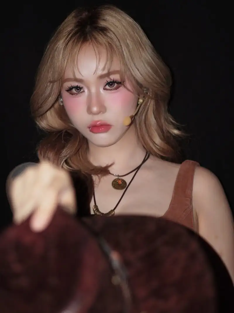 misthy sexy trong trang phục nổi bật