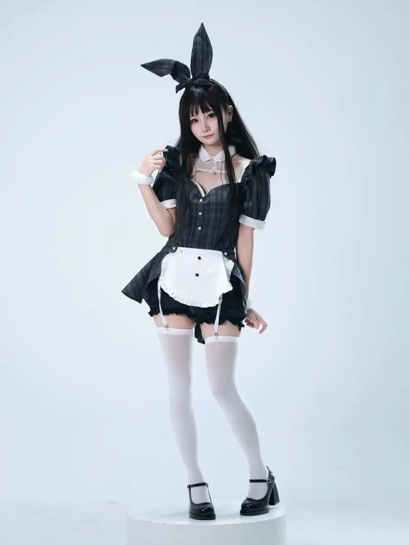 người mẫu cosplay thỏ với trang phục xinh đẹp