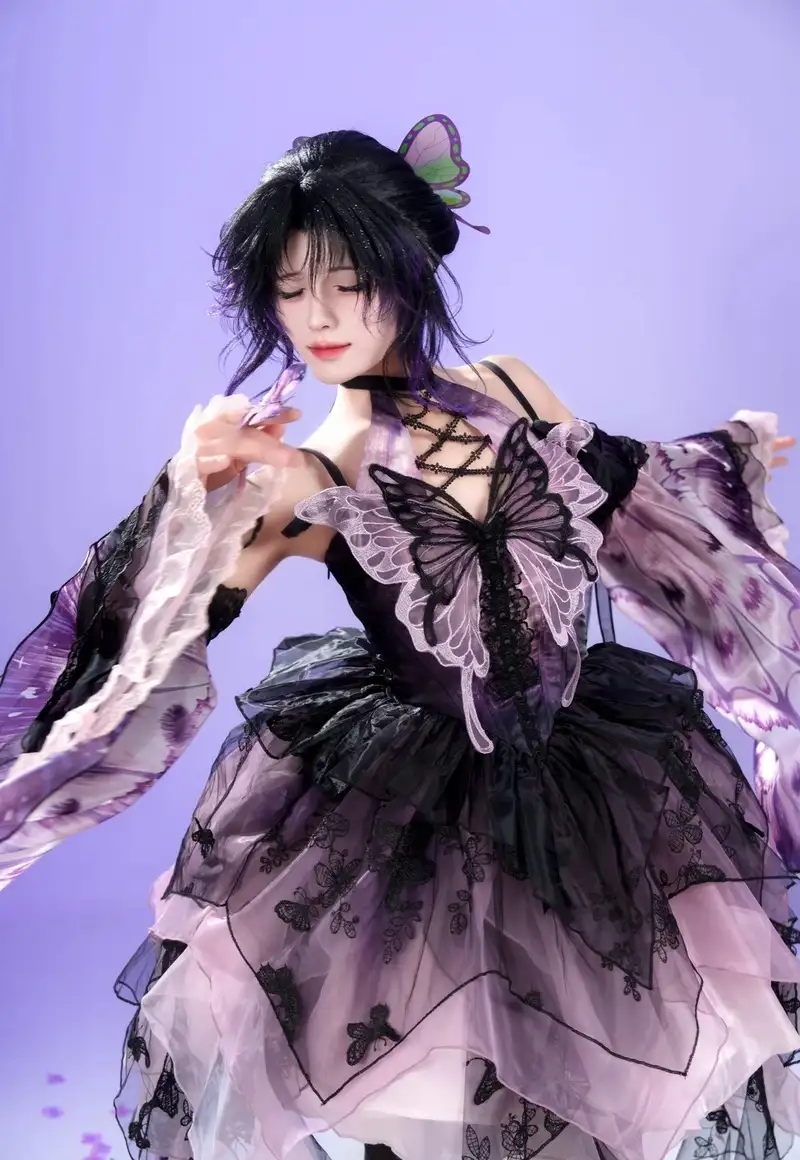 shinobu cosplay trong bộ trang phục kiếm sĩ