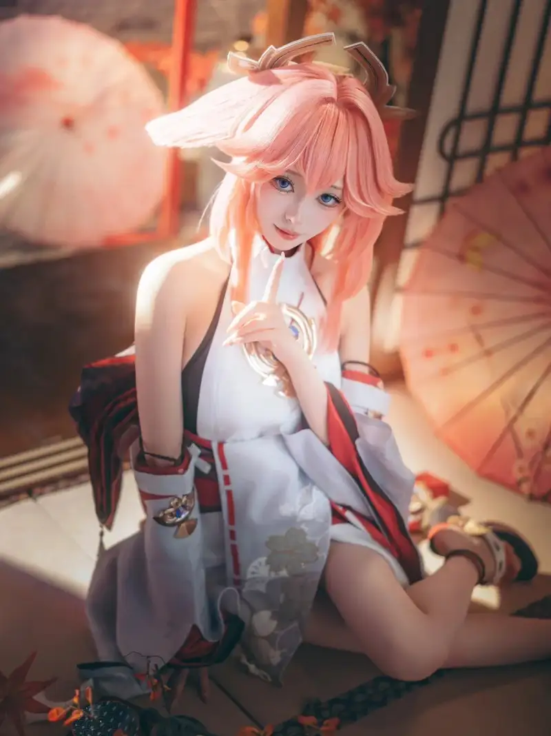 yae miko cosplay trong bộ ảnh ngoại cảnh