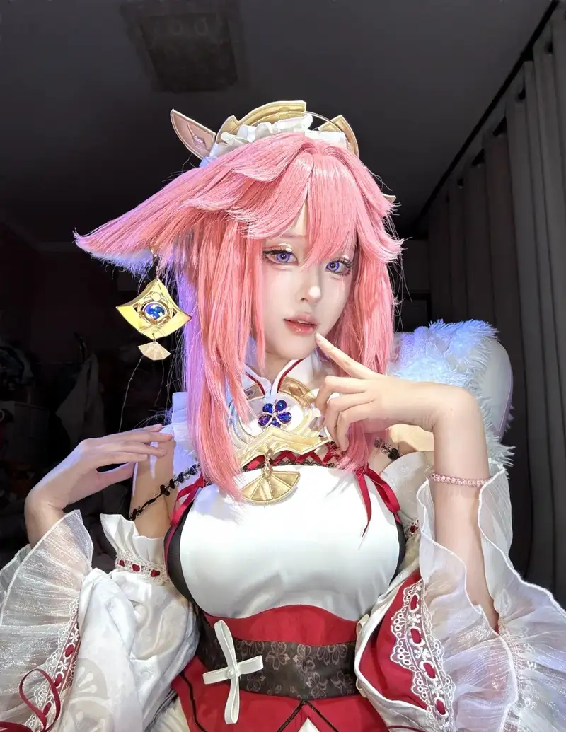 yae miko cosplay trong studio chuyên nghiệp