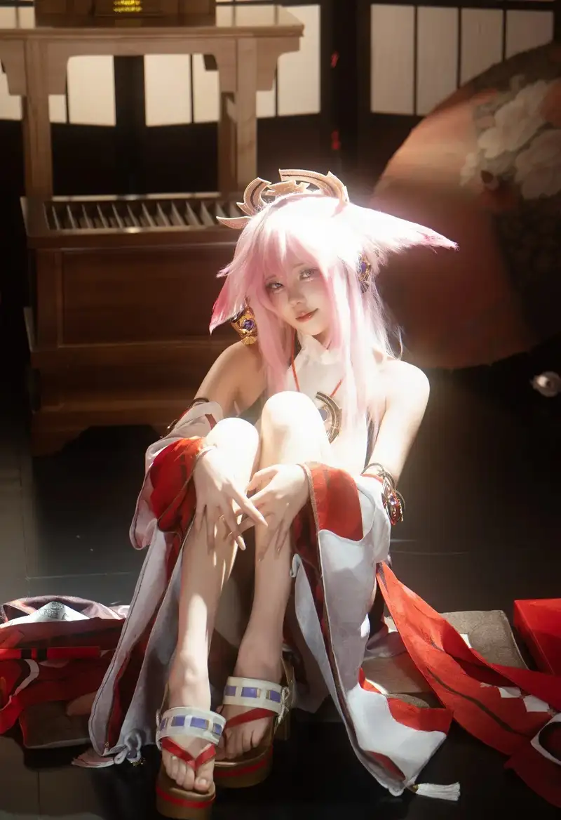 yae miko cosplay với biểu cảm cuốn hút