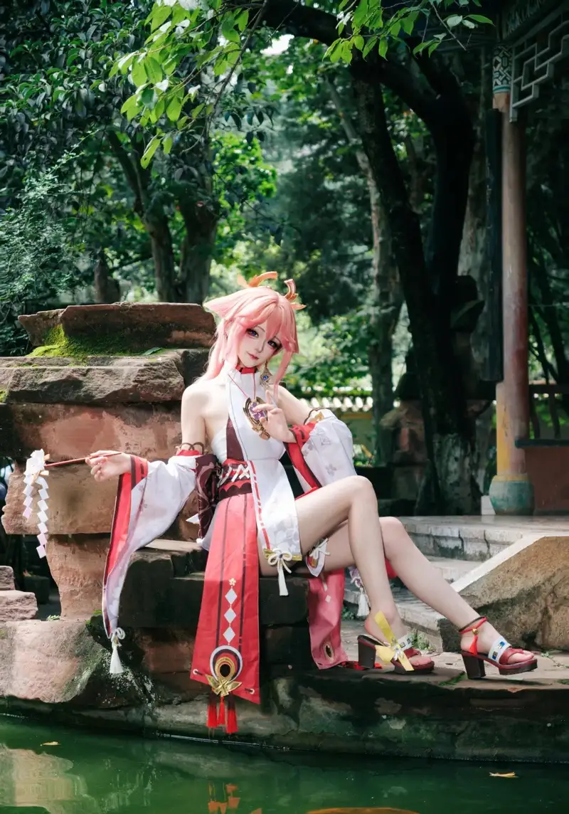 yae miko cosplay với góc chụp nghệ thuật